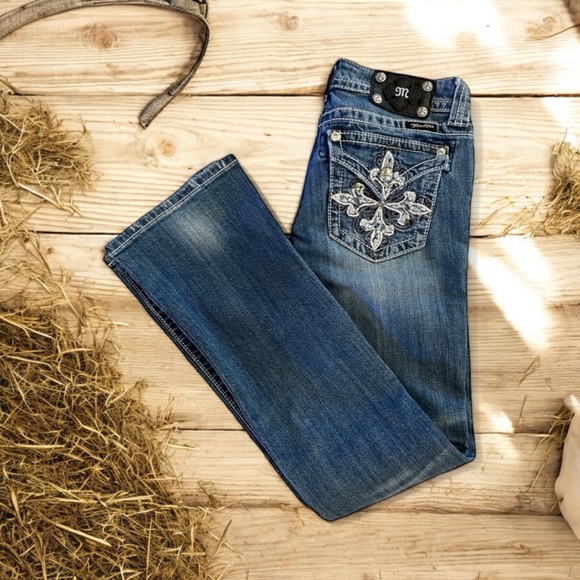 Miss me bootcut Size 28 floral fleur de lis design on back pockets. Beautiful - Picture 7 of 17